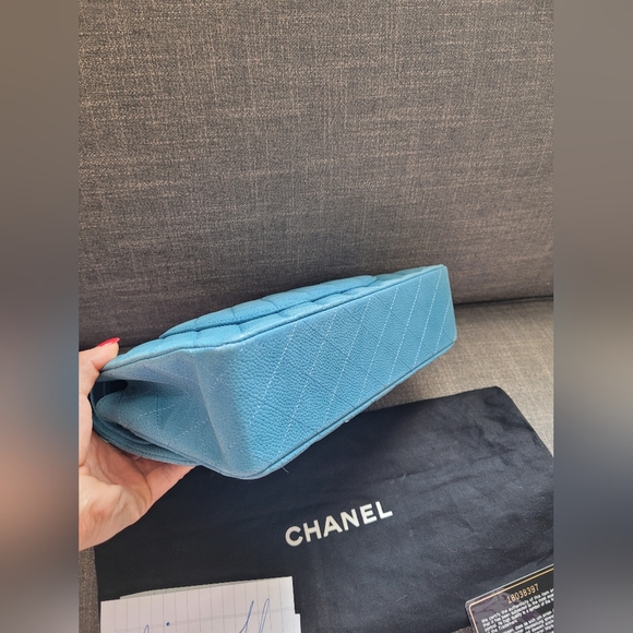 Chanel medium flap in caviar - Picture 6 of 13